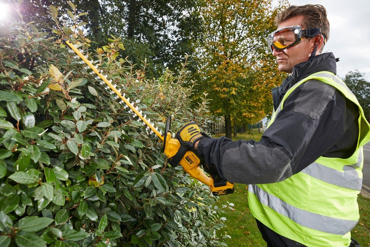 DeWalt DCM563PB-XJ Cordless Hedge Trimmer 18V (Body Only)